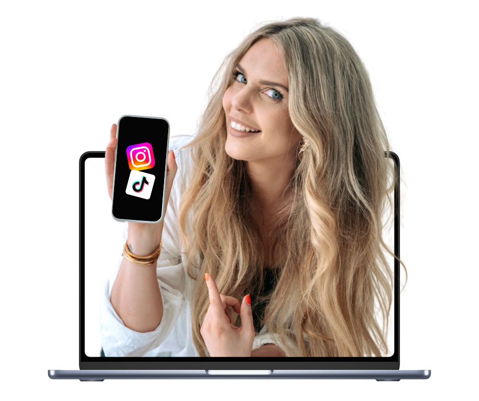 Frau mit langen blonden Haaren lächelt, zeigt ein Smartphone mit Instagram- und TikTok-Logos.
