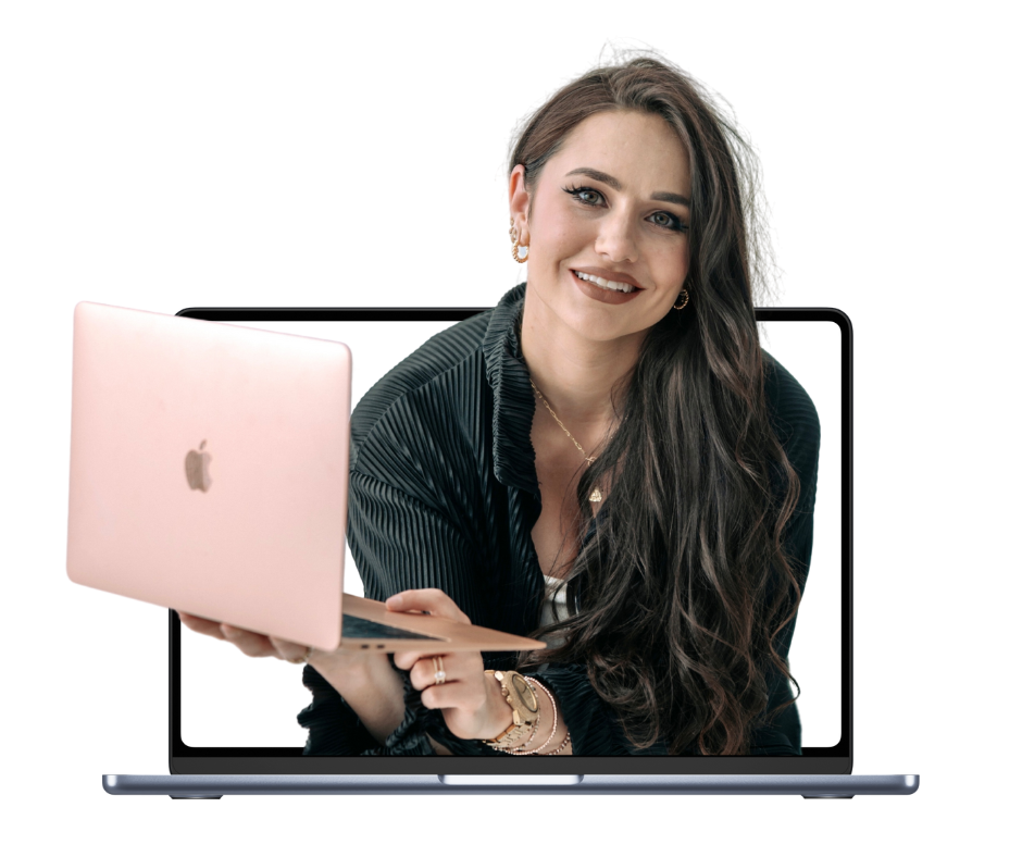 Eine lächelnde Frau mit langen Haaren hält ein rosafarbenes Notebook, auf einem Laptop-Bildschirm.