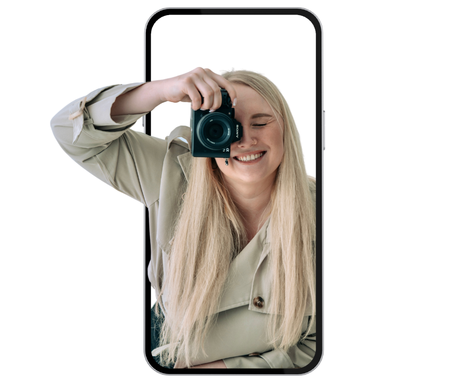 Eine lächelnde Person mit hellblondem Haar hält eine Kamera vor einem schwarzen Hintergrund.